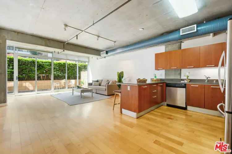 Condo For Sale in 645, West 9th Street, Los Angeles, California