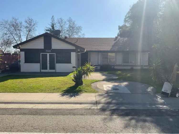 Single-family house For Sale in 7548, Lindale Drive, Elk Grove, California