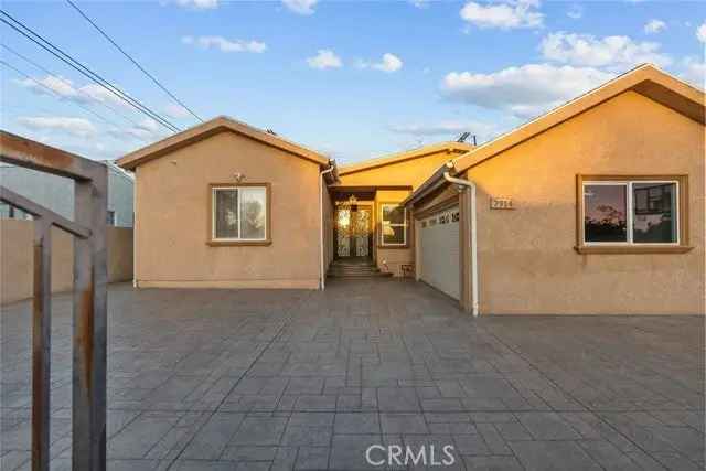 Single-family house For Sale in 7914, Vanscoy Avenue, Los Angeles, California