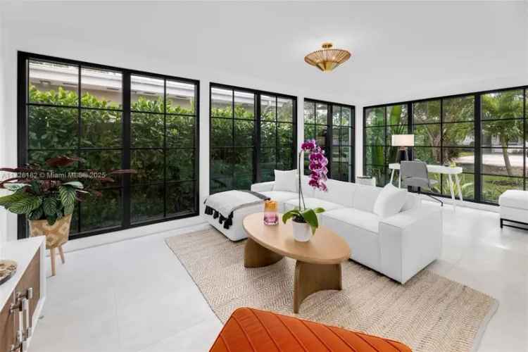 Single-family house For Sale in 611, West 51st Street, Miami Beach, Florida