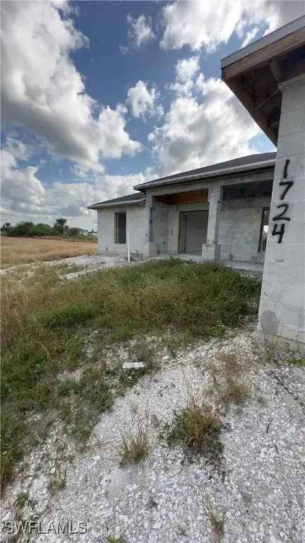 Single-family house For Sale in 1724, Northeast 27th Terrace, Cape Coral, Florida