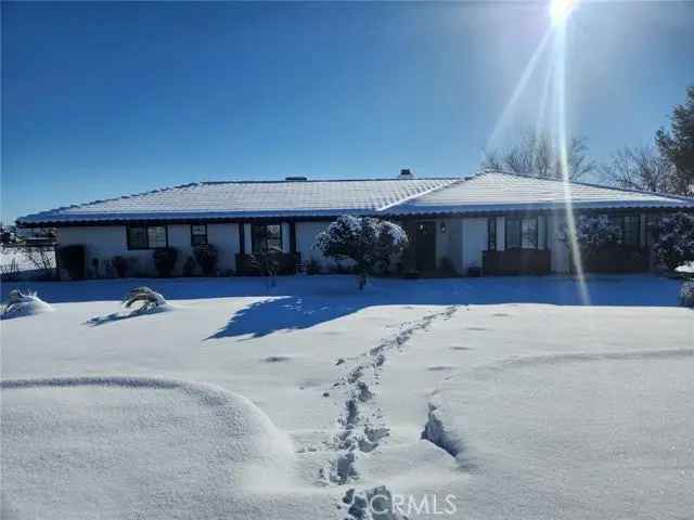 Single-family house For Sale in 7179, Yosemite Avenue, Oak Hills, California