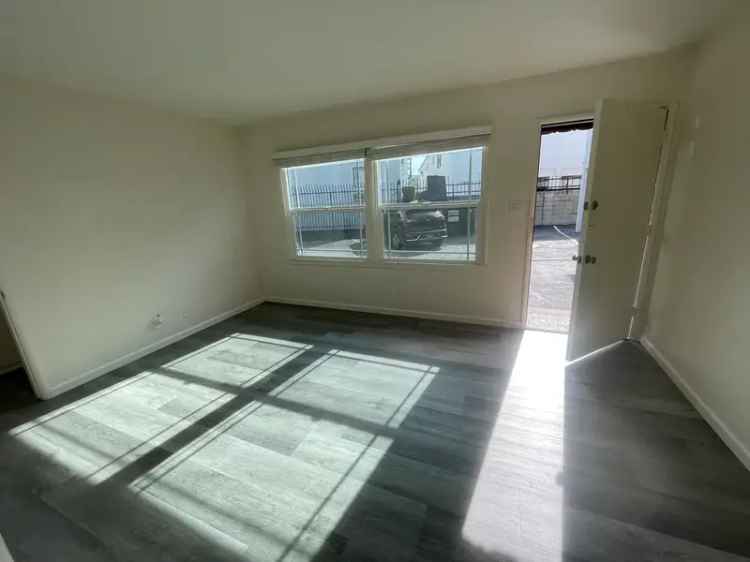 1 Bedroom Apartment in Palms - Fully Remodeled