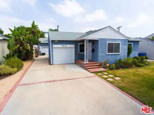 Single-family house For Sale in 5535, West 82nd Street, Los Angeles, California