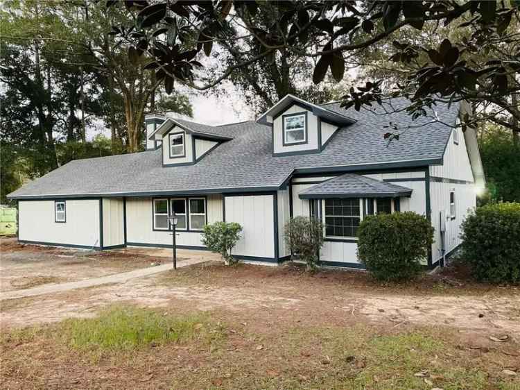 Single-family house For Sale in Tillmans Corner, Alabama