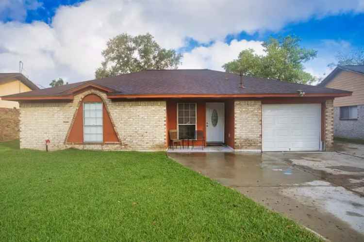 Single-family house For Sale in Angleton, Texas