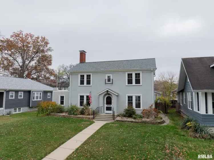 Single-family house For Sale in 909, East 3rd Street, Centralia, Illinois