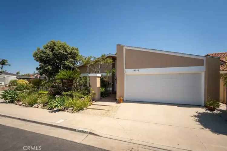 Single-family house For Sale in 20392, Mooncrest Circle, Huntington Beach, California