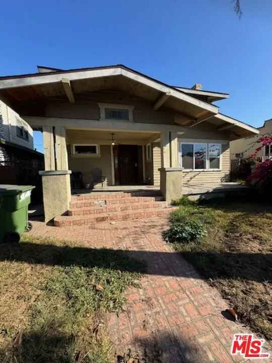 Single-family house For Sale in 3816, South Harvard Boulevard, Los Angeles, California