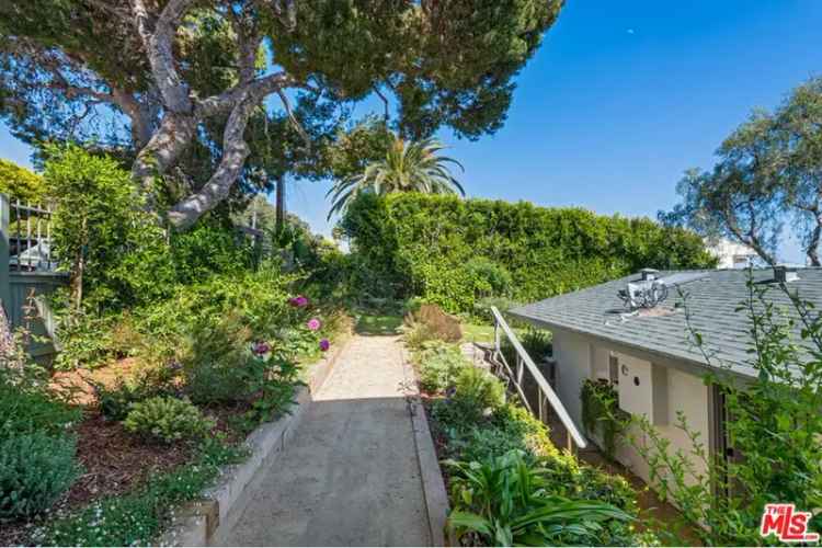 Single-family house For Sale in 31562, Broad Beach Road, Malibu, California