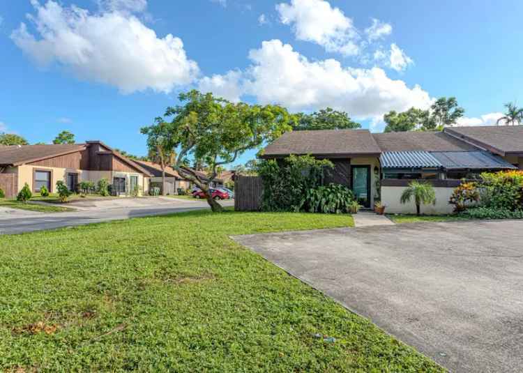 House For Sale in Greenacres, Florida