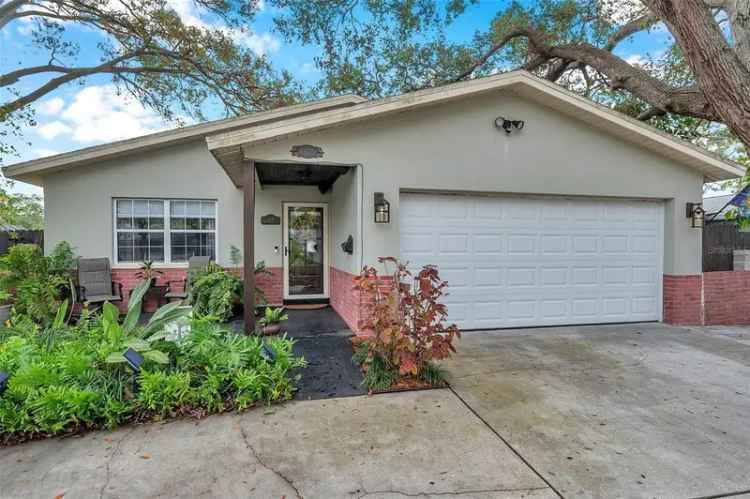 Single-family house For Sale in 147, Southeast Lincoln Circle North, Saint Petersburg, Florida