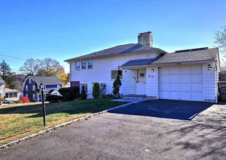 Single-family house For Sale in 12, Dayton Road, Naugatuck, Connecticut