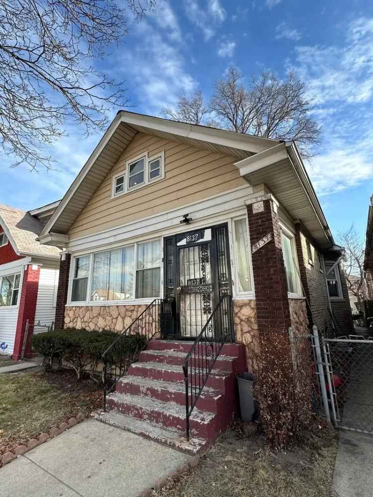 Single-family house For Sale in 8137, South Bennett Avenue, Chicago, Illinois