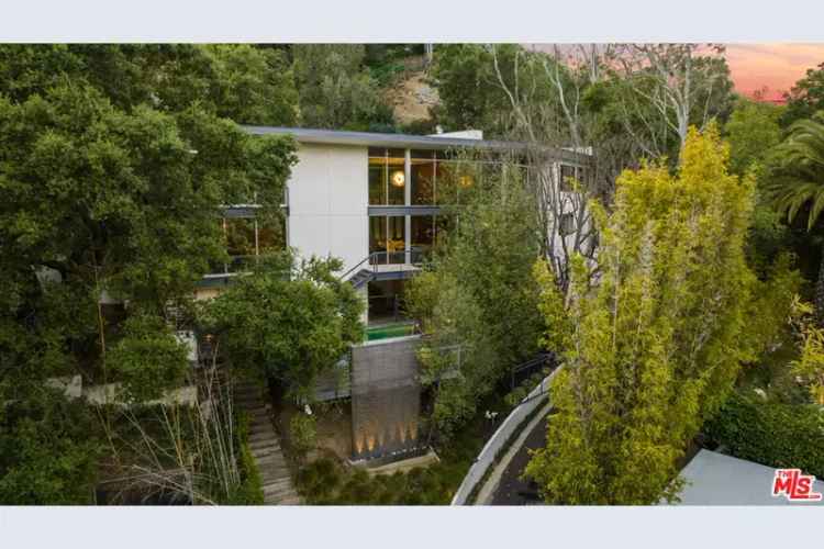 Single-family house For Sale in 2207, Bowmont Drive, Los Angeles, California