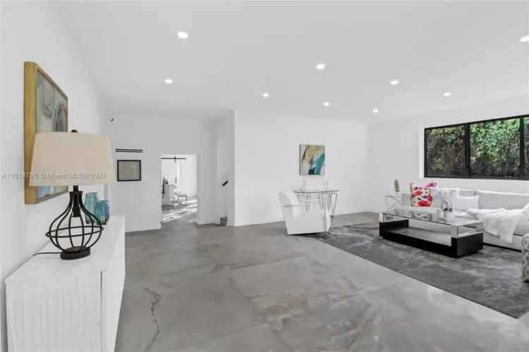 Single-family house For Sale in 888, West 47th Street, Miami Beach, Florida