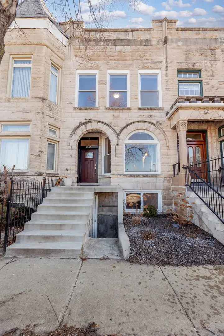 Single-family house For Sale in 4355, South Calumet Avenue, Chicago, Illinois