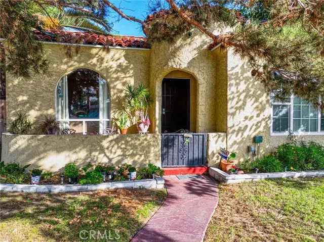 Single-family house For Sale in Long Beach, California