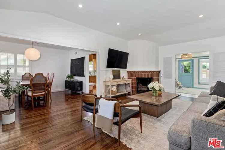 Single-family house For Sale in 11327, Chenault Street, Los Angeles, California