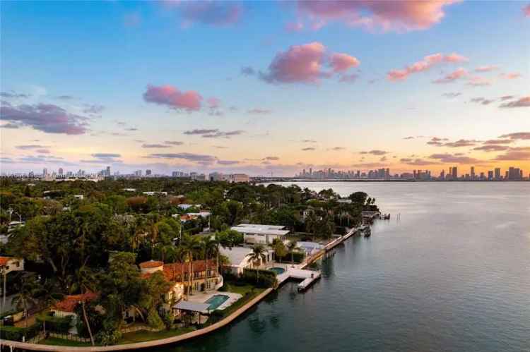 Single-family house For Sale in 4810, North Bay Road, Miami Beach, Florida