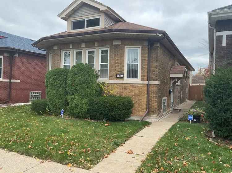 Single-family house For Sale in 8321, South Dante Avenue, Chicago, Illinois