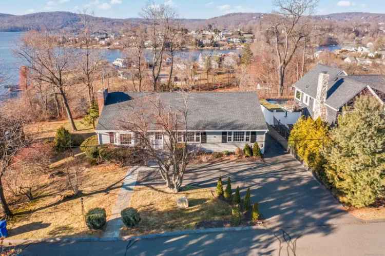 Single-family house For Sale in 16, Candlewood Acres Road, Brookfield, Connecticut