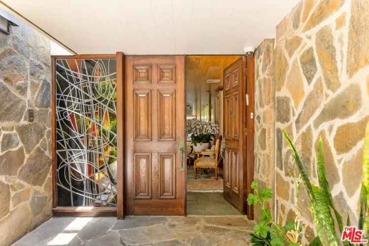 Single-family house For Sale in 1018, North Crescent Drive, Beverly Hills, California