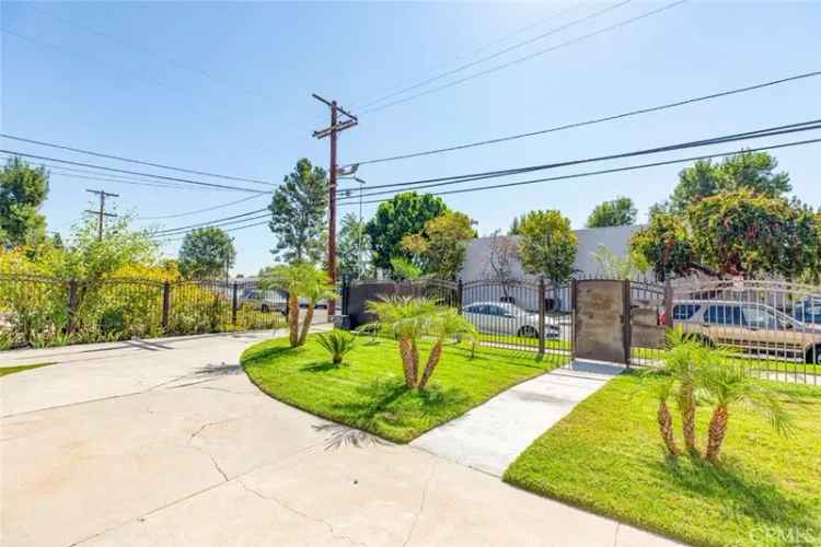 Single-family house For Sale in 13427, Erwin Street, Los Angeles, California