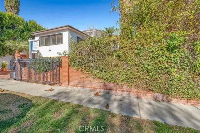 Single-family house For Sale in 10351, Whipple Street, Los Angeles, California