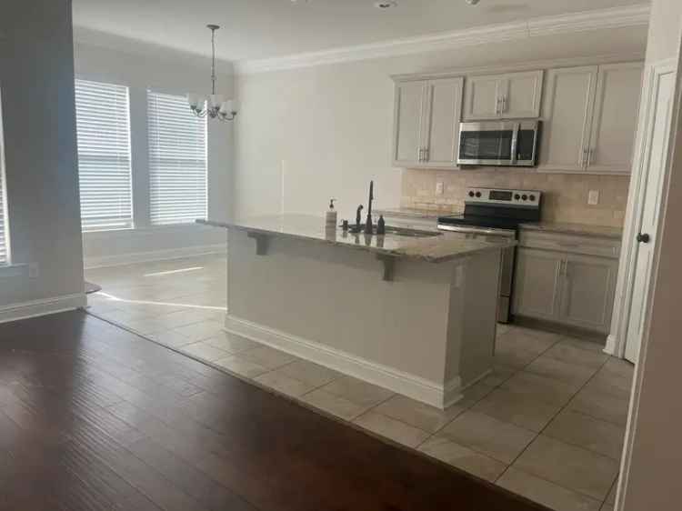 3 Bedroom 2 Bath House Near LSU - Granite Countertops, Stainless Steel Appliances