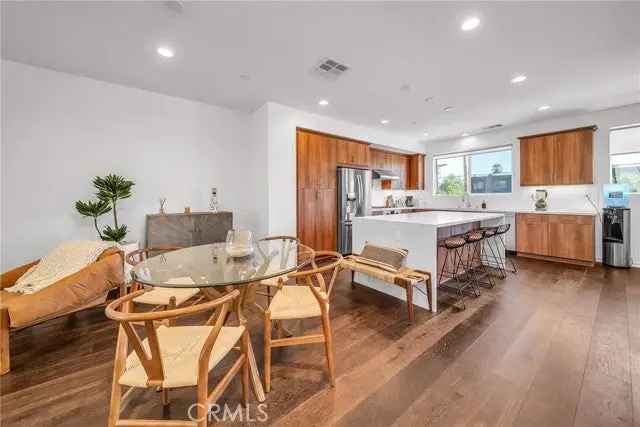 Single-family house For Sale in 13167, Victory Boulevard, Los Angeles, California