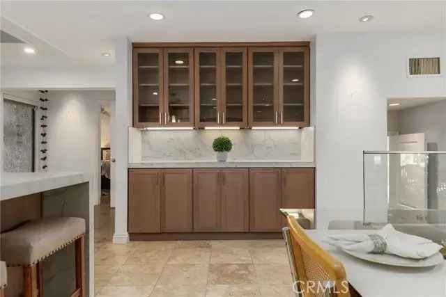 Condo For Sale in Long Beach, California