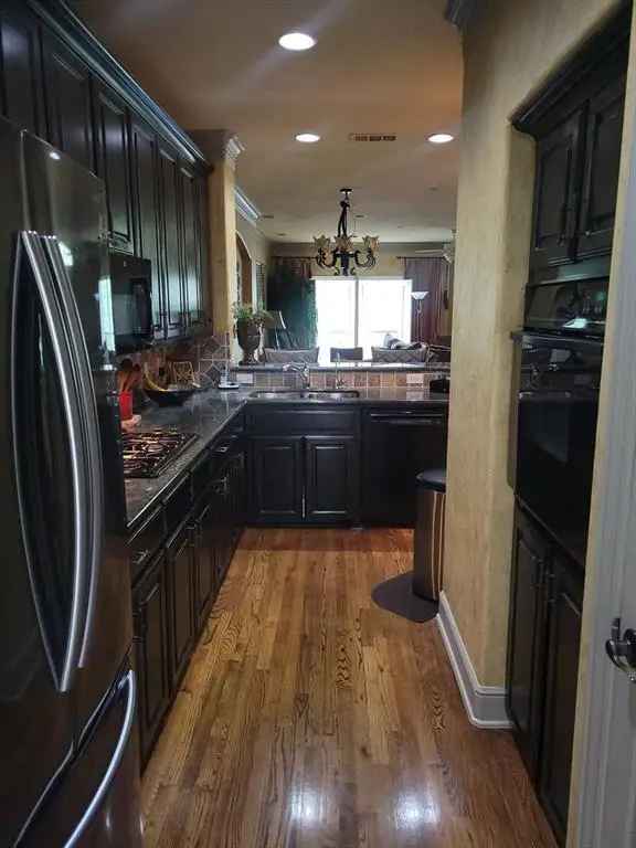 House For Sale in 14865, Towne Lake Circle, Addison, Texas