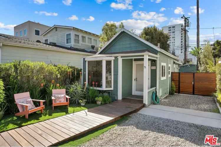 Single-family house For Sale in 2730, 2nd Street, Santa Monica, California