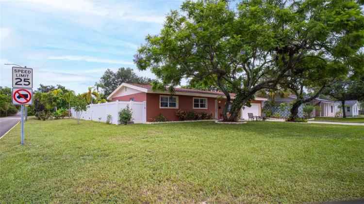 Single-family house For Sale in 4600, 16th Street North, Saint Petersburg, Florida