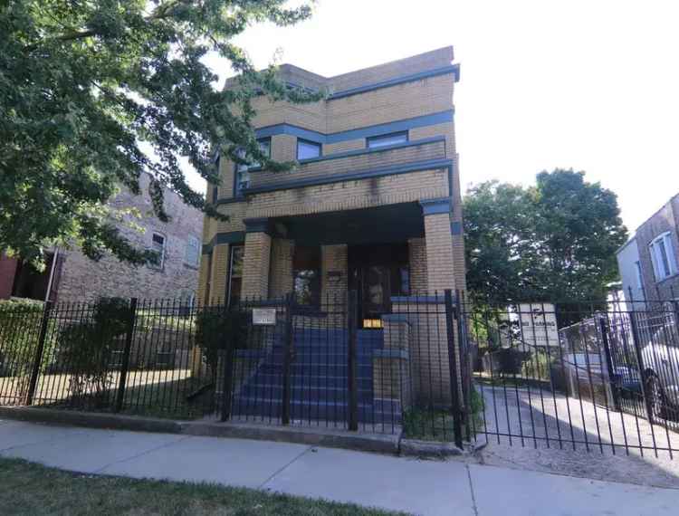 Single-family house For Sale in 7326, South Coles Avenue, Chicago, Illinois