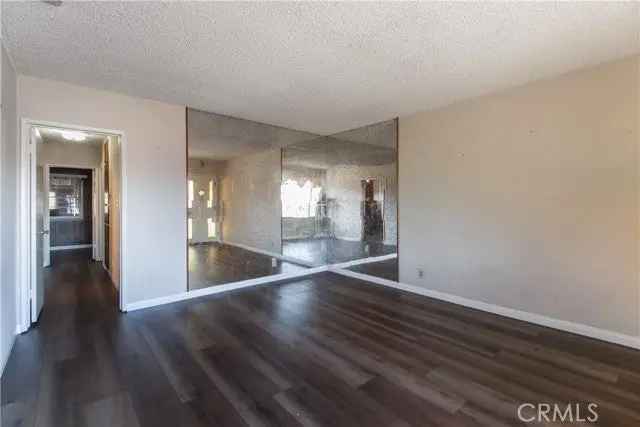 Single-family house For Sale in 8816, Amboy Avenue, Los Angeles, California