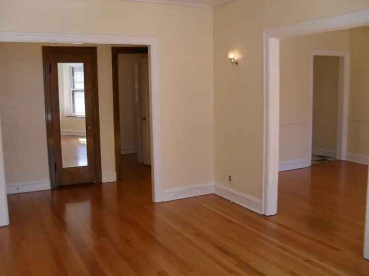 Large 2br Apartment in Edgewater Near Beach and Transportation