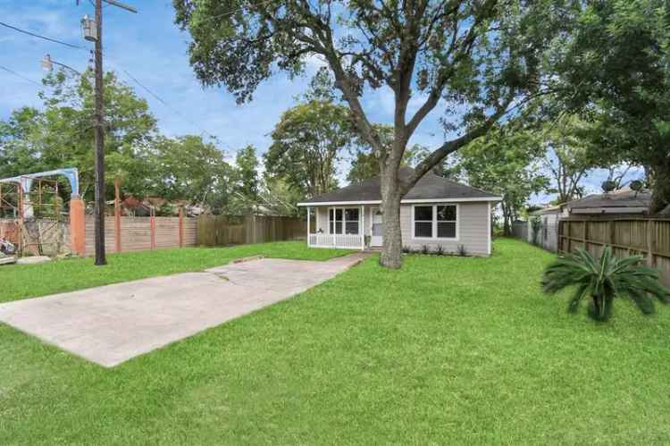 Single-family house For Sale in 300, Lulac Street, Alvin, Texas