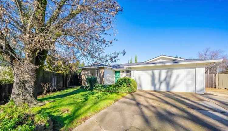 Single-family house For Sale in 2756, Honeysuckle Way, Sacramento, California