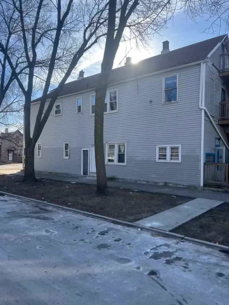 Multi-family house For Sale in 8900, South Escanaba Avenue, Chicago, Illinois