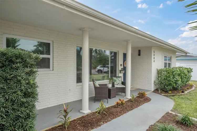 Single-family house For Sale in 5084, 42nd Street South, Saint Petersburg, Florida