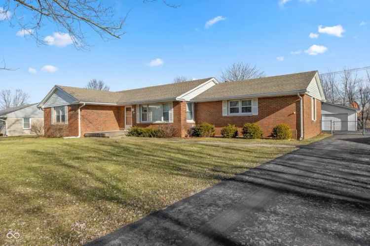 Single-family house For Sale in 5249, Hickory Road, Indianapolis, Indiana