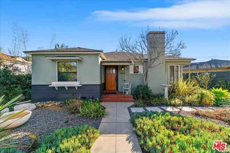 Single-family house For Sale in 10562, Louisiana Avenue, Los Angeles, California