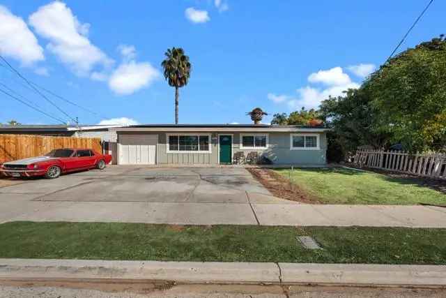 Single-family house For Sale in 706, North Ash Street, Escondido, California