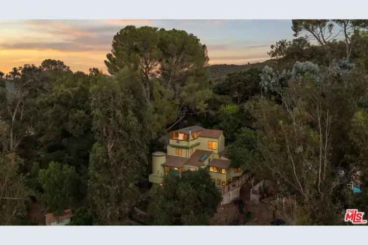 Single-family house For Sale in 20070, Observation Drive, Topanga, California