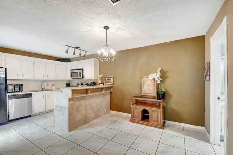 House For Sale in Palm Springs, Florida