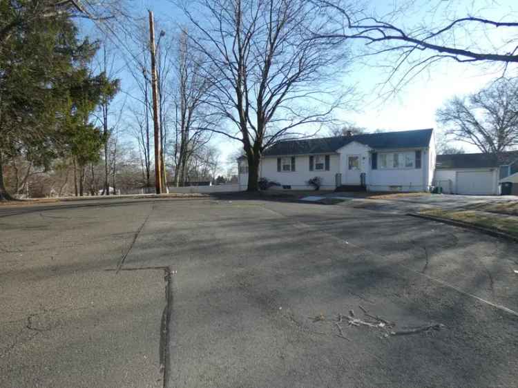 Single-family house For Sale in 5, Red Bird Drive, Stratford, Connecticut