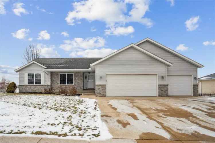 Single-family house For Sale in 120, Maple Street Southwest, Swisher, Iowa