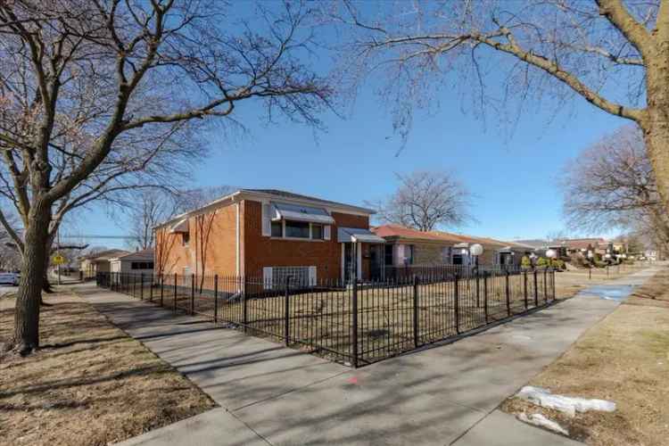 Single-family house For Sale in 11558, South Elizabeth Street, Chicago, Illinois